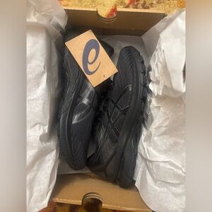 NWT. ASICS Women’s 8D wide  Black GT 2000 Running Shoes.
